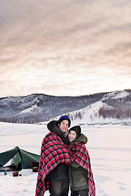 포토 JPG 주간 커플 응시 계절 여자 남자 여행 겨울 안기 자연 레저 휴가 텐트 사랑 미소 사람 상반신 20대 성인 취미 야외 두명 앞모습 옆모습 30대 친구 설원 캠핑 장비 한국인 눈 담요 몽골 겨울산 성인만 겨울캠프 국내포토 자연요소 시선 감정 아시아 뷰포인트 관계 모션 날씨 산 눈_날씨 표정 캠핑도구 동양인 청년 장년 생태계 파일형식