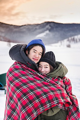 포토 JPG 주간 커플 응시 계절 여자 남자 여행 겨울 안기 자연 레저 휴가 사랑 미소 사람 상반신 20대 성인 취미 야외 두명 옆모습 30대 친구 설원 캠핑 한국인 눈 담요 몽골 성인만 겨울캠프 국내포토 자연요소 시선 감정 아시아 뷰포인트 관계 모션 날씨 눈_날씨 표정 동양인 청년 장년 생태계 파일형식