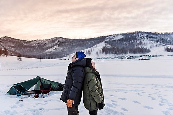 포토 JPG 주간 커플 계절 여자 남자 여행 겨울 자연 레저 휴가 텐트 사랑 서기 사람 상반신 20대 성인 취미 야외 두명 옆모습 30대 친구 설원 눈감음 기댐 캠핑 한국인 등맞대기 눈 몽골 겨울산 성인만 겨울풍경 겨울캠프 국내포토 자연요소 감정 아시아 뷰포인트 관계 모션 날씨 산 눈_날씨 캠핑도구 동양인 풍경 청년 장년 생태계 파일형식