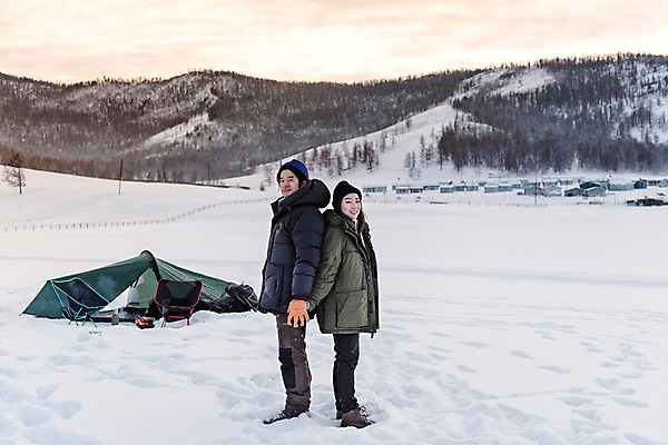 포토 JPG 주간 전신 커플 계절 여자 남자 여행 겨울 자연 레저 휴가 텐트 사랑 서기 미소 사람 20대 성인 취미 야외 두명 옆모습 30대 친구 설원 손잡기 캠핑 한국인 등맞대기 눈 모닥불 몽골 성인만 겨울풍경 겨울캠프 국내포토 자연요소 감정 아시아 뷰포인트 관계 모션 불 날씨 눈_날씨 표정 캠핑도구 동양인 풍경 청년 장년 생태계 파일형식
