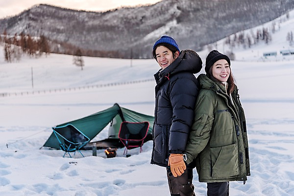 포토 JPG 주간 커플 응시 계절 여자 남자 여행 겨울 자연 레저 휴가 텐트 사랑 미소 사람 상반신 20대 성인 취미 야외 두명 옆모습 30대 친구 설원 손잡기 캠핑 장비 한국인 등맞대기 눈 모닥불 몽골 즐거움 겨울산 성인만 겨울캠프 국내포토 자연요소 시선 감정 아시아 뷰포인트 관계 모션 불 날씨 산 눈_날씨 표정 캠핑도구 동양인 청년 장년 생태계 파일형식