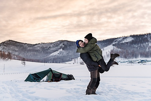 포토 JPG 주간 전신 커플 계절 여자 남자 여행 겨울 안기 자연 레저 휴가 텐트 사랑 웃음 사람 20대 성인 취미 야외 두명 옆모습 30대 친구 설원 점프 캠핑 장비 한국인 눈 몽골 즐거움 겨울산 성인만 겨울캠프 국내포토 자연요소 감정 아시아 뷰포인트 관계 모션 날씨 산 눈_날씨 표정 캠핑도구 동양인 청년 장년 생태계 파일형식