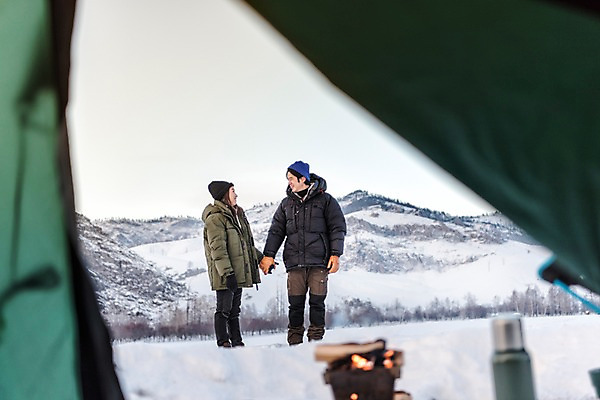 포토 JPG 주간 전신 커플 응시 계절 여자 남자 여행 겨울 자연 레저 휴가 텐트 사랑 미소 사람 20대 성인 취미 야외 두명 앞모습 옆모습 30대 친구 마주보기 설원 손잡기 캠핑 장비 한국인 눈 모닥불 몽골 보온병 성인만 겨울캠프 국내포토 자연요소 시선 감정 아시아 뷰포인트 관계 모션 불 날씨 눈_날씨 표정 캠핑도구 동양인 청년 장년 생태계 파일형식