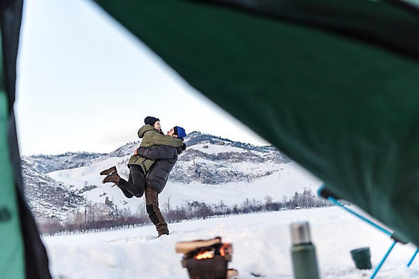포토 JPG 주간 전신 커플 계절 여자 남자 여행 겨울 안기 자연 레저 휴가 텐트 사람 20대 성인 취미 야외 두명 옆모습 30대 설원 점프 캠핑 장비 한국인 눈 장작 모닥불 몽골 즐거움 겨울산 보온병 성인만 겨울캠프 국내포토 자연요소 감정 아시아 뷰포인트 관계 모션 불 날씨 산 눈_날씨 캠핑도구 동양인 청년 장년 생태계 파일형식