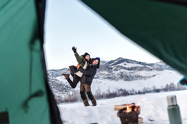 포토 JPG 주간 전신 커플 계절 여자 남자 여행 겨울 안기 자연 레저 휴가 텐트 사랑 웃음 사람 20대 성인 취미 야외 두명 옆모습 30대 친구 설원 점프 캠핑 장비 한국인 눈 모닥불 몽골 즐거움 보온병 성인만 겨울캠프 국내포토 자연요소 감정 아시아 뷰포인트 관계 모션 불 날씨 눈_날씨 표정 캠핑도구 동양인 청년 장년 생태계 파일형식