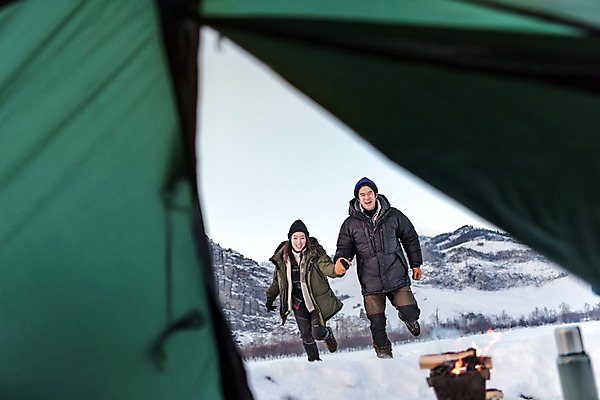 포토 JPG 주간 전신 커플 계절 여자 남자 여행 겨울 자연 레저 휴가 텐트 사랑 미소 사람 20대 성인 취미 야외 두명 앞모습 30대 친구 달리기 설원 손잡기 캠핑 한국인 눈 모닥불 몽골 즐거움 보온병 성인만 겨울캠프 국내포토 자연요소 감정 아시아 뷰포인트 관계 모션 불 날씨 눈_날씨 표정 캠핑도구 동양인 청년 장년 생태계 파일형식