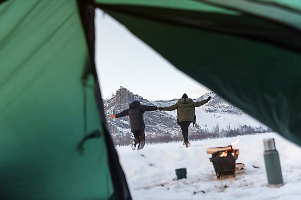 포토 JPG 주간 전신 커플 계절 여자 남자 여행 겨울 자연 레저 휴가 텐트 사랑 사람 20대 성인 취미 야외 두명 뒷모습 30대 친구 달리기 설원 손잡기 캠핑 한국인 눈 모닥불 몽골 즐거움 보온병 성인만 겨울캠프 국내포토 자연요소 감정 아시아 뷰포인트 관계 모션 불 날씨 눈_날씨 캠핑도구 동양인 청년 장년 생태계 파일형식