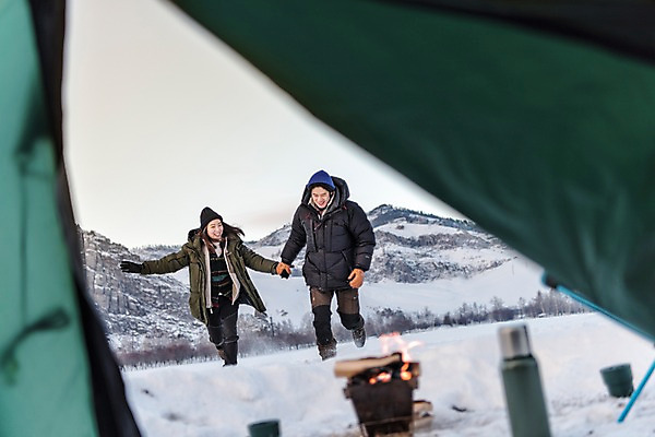 포토 JPG 주간 전신 커플 계절 여자 남자 여행 겨울 자연 레저 휴가 텐트 사랑 미소 사람 20대 성인 취미 야외 두명 앞모습 30대 친구 달리기 설원 손잡기 캠핑 장비 한국인 눈 모닥불 몽골 즐거움 보온병 성인만 겨울캠프 국내포토 자연요소 감정 아시아 뷰포인트 관계 모션 불 날씨 눈_날씨 표정 캠핑도구 동양인 청년 장년 생태계 파일형식