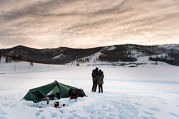 포토 JPG 주간 전신 커플 응시 계절 여자 남자 여행 겨울 안기 자연 레저 휴가 텐트 사랑 서기 사람 20대 성인 취미 야외 두명 뒷모습 30대 친구 설원 캠핑 장비 눈 모닥불 몽골 성인만 겨울풍경 겨울캠프 국내포토 자연요소 시선 감정 아시아 뷰포인트 관계 모션 불 날씨 눈_날씨 캠핑도구 풍경 청년 장년 생태계 파일형식
