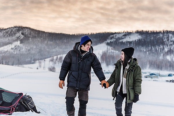 포토 JPG 주간 커플 응시 계절 여자 남자 여행 겨울 배낭 자연 레저 휴가 사랑 미소 사람 상반신 20대 성인 취미 야외 두명 앞모습 30대 친구 마주보기 걷기 설원 손잡기 캠핑 장비 한국인 눈 몽골 성인만 겨울풍경 겨울캠프 국내포토 자연요소 시선 감정 아시아 뷰포인트 가방 관계 모션 날씨 눈_날씨 표정 동양인 풍경 청년 장년 생태계 파일형식