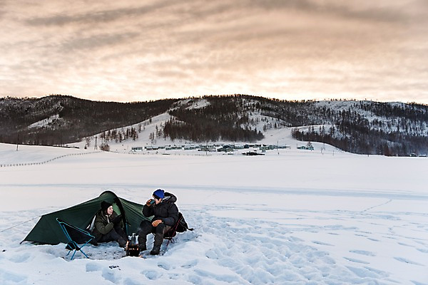 포토 JPG 주간 전신 커플 계절 여자 남자 커피 여행 겨울 자연 레저 휴가 텐트 사랑 사람 앉기 20대 성인 취미 야외 두명 옆모습 컵 30대 친구 설원 캠핑 장비 한국인 추위 마시기 눈 모닥불 몽골 겨울풍경 겨울캠프 국내포토 자연요소 식기 감정 아시아 음료 뷰포인트 관계 모션 불 날씨 눈_날씨 캠핑도구 동양인 풍경 청년 장년 생태계 파일형식
