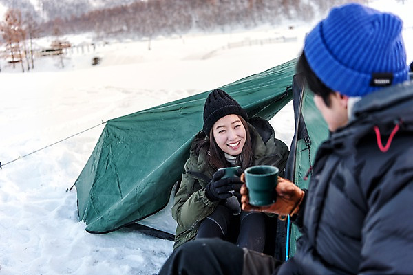 포토 JPG 주간 커플 계절 여자 남자 커피 여행 겨울 자연 레저 휴가 휴식 텐트 사랑 미소 사람 앉기 상반신 20대 성인 취미 야외 두명 앞모습 옆모습 30대 친구 마주보기 설원 캠핑 한국인 마시기 눈 차 몽골 즐거움 성인만 겨울캠프 국내포토 자연요소 감정 아시아 음료 뷰포인트 컨셉 관계 모션 날씨 눈_날씨 표정 캠핑도구 동양인 청년 장년 생태계 파일형식