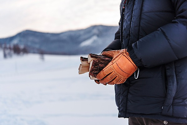 포토 JPG 주간 계절 남자 여행 장갑 겨울 자연 레저 휴가 한명 들기 사람 상반신 성인 취미 야외 옆모습 신체부위 30대 설원 캠핑 한국인 양손 눈 장작 몽골 성인남자한명만 겨울캠프 국내포토 자연요소 1 손 잡화 아시아 뷰포인트 모션 날씨 눈_날씨 동양인 장년 생태계 남자한명만 성인남자만 파일형식