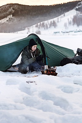 포토 JPG 주간 전신 응시 계절 여자 여행 겨울 배낭 자연 레저 휴가 휴식 텐트 한명 사람 앉기 20대 성인 취미 야외 옆모습 설원 캠핑 장비 한국인 눈 장작 모닥불 몽골 보온병 성인여자한명만 겨울풍경 겨울캠프 국내포토 자연요소 1 시선 아시아 뷰포인트 컨셉 가방 모션 불 날씨 눈_날씨 캠핑도구 동양인 풍경 청년 생태계 여자한명만 성인여자만 파일형식