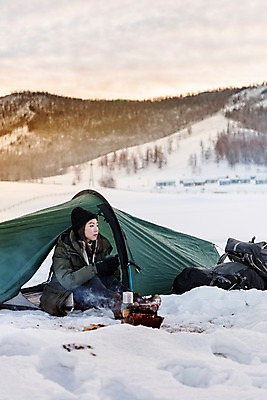 포토 JPG 주간 전신 응시 계절 여자 여행 겨울 배낭 자연 레저 휴가 텐트 한명 사람 앉기 20대 성인 취미 야외 옆모습 설원 캠핑 장비 한국인 눈 장작 모닥불 몽골 보온병 성인여자한명만 겨울풍경 겨울캠프 국내포토 자연요소 1 시선 아시아 뷰포인트 가방 모션 불 날씨 눈_날씨 캠핑도구 동양인 풍경 청년 생태계 여자한명만 성인여자만 파일형식