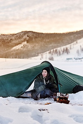 포토 JPG 주간 전신 응시 계절 여자 여행 겨울 자연 레저 휴가 텐트 한명 사람 앉기 20대 성인 취미 야외 앞모습 설원 캠핑 장비 한국인 눈 장작 모닥불 몽골 보온병 성인여자한명만 겨울풍경 겨울캠프 국내포토 자연요소 1 시선 아시아 뷰포인트 모션 불 날씨 눈_날씨 캠핑도구 동양인 풍경 청년 생태계 여자한명만 성인여자만 파일형식