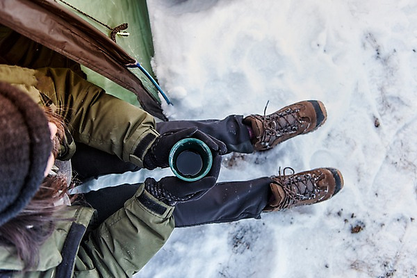 포토 JPG 주간 전신 계절 여자 커피 여행 겨울 자연 레저 휴가 따뜻함 텐트 한명 들기 사람 앉기 20대 성인 취미 야외 컵 하이앵글 설원 캠핑 한국인 눈 몽골 성인여자한명만 겨울캠프 국내포토 자연요소 1 식기 아시아 음료 뷰포인트 모션 날씨 눈_날씨 캠핑도구 동양인 청년 생태계 여자한명만 성인여자만 파일형식