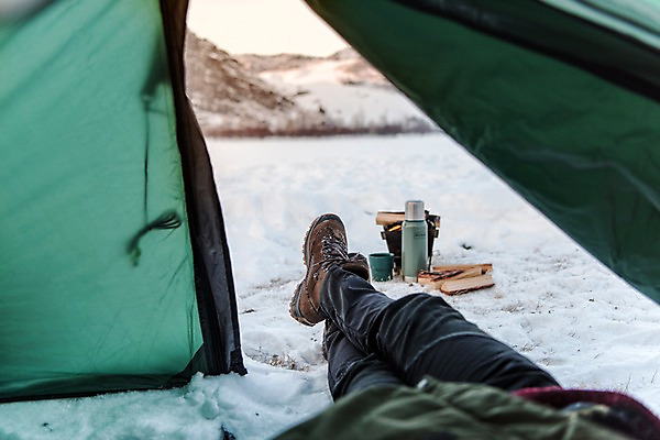포토 JPG 주간 계절 여자 여행 겨울 자연 레저 휴가 휴식 텐트 한명 사람 20대 성인 취미 야외 컵 눕기 설원 캠핑 한국인 하반신 눈 장작 모닥불 몽골 보온병 성인여자한명만 겨울캠프 국내포토 자연요소 1 식기 아시아 컨셉 모션 불 날씨 눈_날씨 캠핑도구 동양인 청년 생태계 여자한명만 성인여자만 파일형식