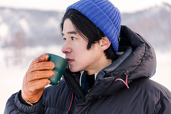 포토 JPG 주간 계절 남자 커피 여행 겨울 자연 레저 휴가 털모자 따뜻함 한명 사람 근접촬영 상반신 성인 취미 야외 옆모습 컵 30대 설원 캠핑 한국인 마시기 눈 차 몽골 성인남자한명만 겨울캠프 국내포토 자연요소 모자_잡화 1 식기 아시아 음료 뷰포인트 모션 날씨 눈_날씨 동양인 장년 생태계 남자한명만 성인남자만 파일형식