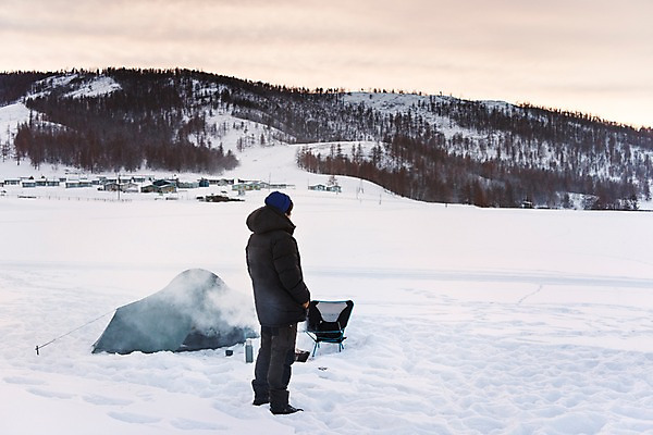 포토 JPG 주간 전신 응시 계절 남자 여행 겨울 자연 레저 휴가 텐트 한명 서기 사람 성인 취미 야외 옆모습 30대 설원 캠핑 장비 한국인 눈 몽골 성인남자한명만 겨울풍경 겨울캠프 국내포토 자연요소 1 시선 아시아 뷰포인트 모션 날씨 눈_날씨 캠핑도구 동양인 풍경 장년 생태계 남자한명만 성인남자만 파일형식
