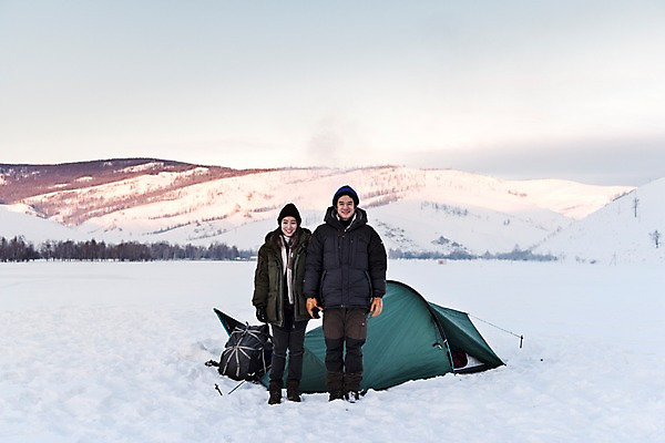 포토 JPG 주간 전신 커플 응시 계절 여자 남자 여행 겨울 배낭 자연 레저 휴가 텐트 사랑 서기 미소 사람 20대 성인 취미 야외 두명 앞모습 30대 친구 설원 캠핑 장비 한국인 눈 몽골 성인만 겨울캠프 국내포토 자연요소 시선 감정 아시아 뷰포인트 가방 관계 모션 날씨 눈_날씨 표정 캠핑도구 동양인 청년 장년 생태계 파일형식
