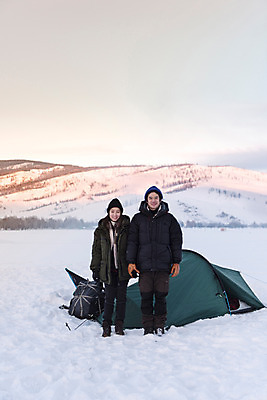 포토 JPG 주간 전신 커플 응시 계절 여자 남자 여행 겨울 배낭 자연 레저 휴가 텐트 사랑 서기 미소 사람 20대 성인 취미 야외 두명 앞모습 30대 친구 설원 캠핑 장비 한국인 눈 몽골 성인만 겨울캠프 국내포토 자연요소 시선 감정 아시아 뷰포인트 가방 관계 모션 날씨 눈_날씨 표정 캠핑도구 동양인 청년 장년 생태계 파일형식