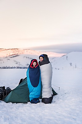 포토 JPG 주간 전신 커플 응시 계절 여자 남자 여행 겨울 배낭 자연 레저 휴가 텐트 사랑 서기 미소 사람 20대 성인 취미 야외 두명 앞모습 30대 친구 설원 캠핑 장비 한국인 눈 몽골 방한용품 침낭 성인만 겨울캠프 국내포토 자연요소 시선 감정 아시아 뷰포인트 가방 관계 모션 날씨 눈_날씨 표정 캠핑도구 동양인 청년 장년 오브젝트 생태계 파일형식