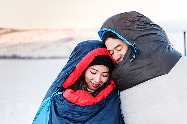 포토 JPG 주간 커플 계절 여자 남자 여행 겨울 자연 레저 휴가 미소 사람 상반신 20대 성인 취미 야외 두명 앞모습 30대 설원 눈감음 기댐 캠핑 한국인 추위 눈 몽골 방한용품 침낭 성인만 겨울캠프 국내포토 자연요소 아시아 뷰포인트 관계 모션 날씨 눈_날씨 표정 동양인 청년 장년 오브젝트 생태계 파일형식