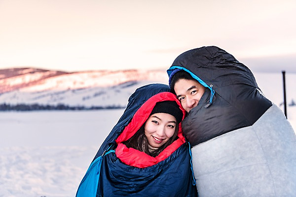 포토 JPG 주간 커플 응시 계절 여자 남자 여행 겨울 자연 레저 휴가 미소 사람 상반신 20대 성인 취미 야외 두명 앞모습 30대 설원 캠핑 한국인 추위 눈 몽골 방한용품 침낭 성인만 겨울캠프 국내포토 자연요소 시선 아시아 뷰포인트 관계 날씨 눈_날씨 표정 동양인 청년 장년 오브젝트 생태계 파일형식