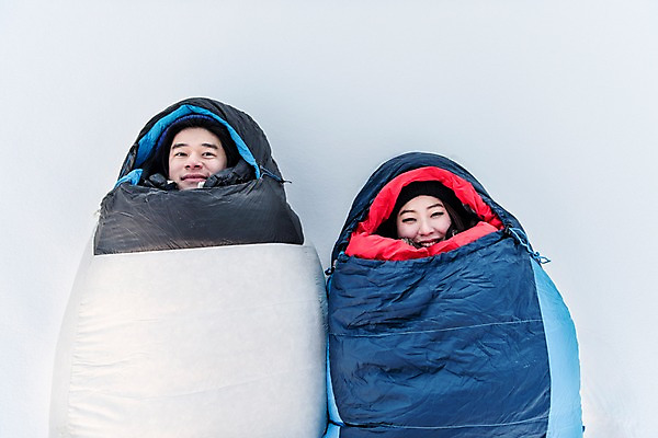 포토 JPG 주간 커플 응시 계절 여자 남자 여행 겨울 자연 레저 휴가 미소 사람 상반신 20대 성인 취미 야외 두명 앞모습 30대 눕기 설원 캠핑 장비 한국인 눈 몽골 방한용품 침낭 성인만 겨울캠프 국내포토 자연요소 시선 아시아 뷰포인트 관계 모션 날씨 눈_날씨 표정 동양인 청년 장년 오브젝트 생태계 파일형식