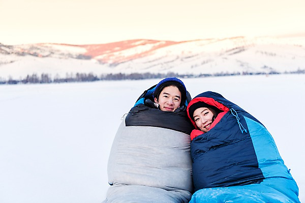 포토 JPG 주간 커플 응시 계절 여자 남자 여행 겨울 자연 레저 휴가 미소 사람 상반신 20대 성인 취미 야외 두명 앞모습 30대 설원 캠핑 장비 한국인 추위 눈 몽골 방한용품 침낭 성인만 겨울캠프 국내포토 자연요소 시선 아시아 뷰포인트 관계 날씨 눈_날씨 표정 동양인 청년 장년 오브젝트 생태계 파일형식