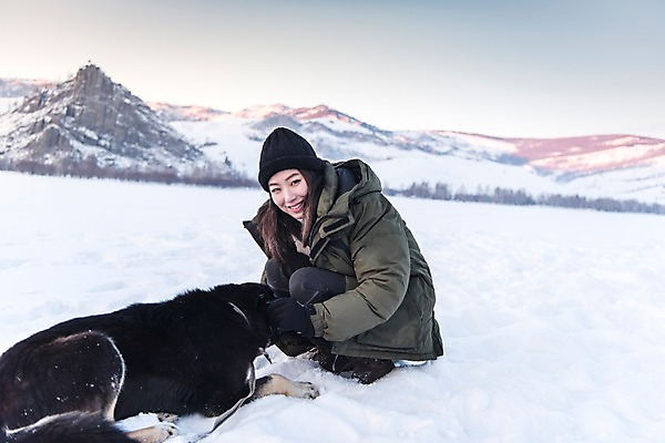 포토 JPG 주간 전신 한마리 응시 계절 여자 여행 겨울 자연 레저 휴가 한명 미소 사람 20대 성인 취미 야외 옆모습 설원 캠핑 한국인 눈 개 몽골 놀기 성인여자한명만 쓰다듬기 겨울캠프 국내포토 자연요소 1 시선 아시아 뷰포인트 포유류 모션 날씨 눈_날씨 표정 동양인 청년 생태계 여자한명만 성인여자만 파일형식