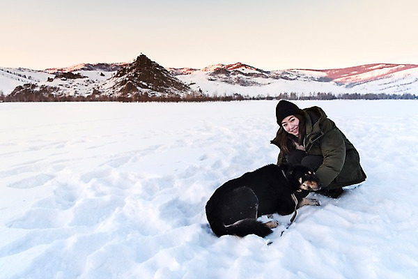 포토 JPG 주간 전신 한마리 응시 계절 여자 여행 겨울 자연 레저 휴가 한명 미소 사람 20대 성인 취미 야외 옆모습 설원 캠핑 한국인 추위 눈 개 몽골 성인여자한명만 겨울캠프 국내포토 자연요소 1 시선 아시아 뷰포인트 포유류 날씨 눈_날씨 표정 동양인 청년 생태계 여자한명만 성인여자만 파일형식