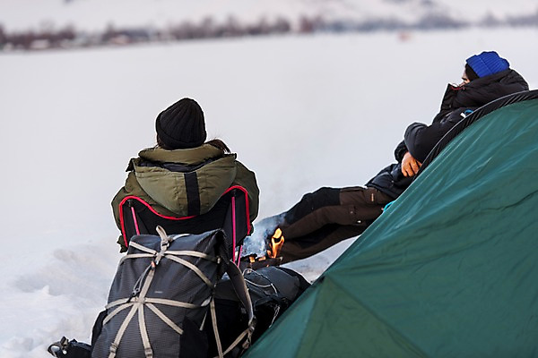 포토 JPG 주간 커플 계절 여자 남자 여행 겨울 가방 자연 불 레저 휴가 휴식 텐트 사랑 사람 상반신 20대 성인 취미 야외 두명 옆모습 뒷모습 30대 친구 설원 캠핑 장비 한국인 눈 장작 몽골 성인만 겨울캠프 국내포토 자연요소 잡화 감정 아시아 뷰포인트 컨셉 관계 날씨 눈_날씨 캠핑도구 동양인 청년 장년 생태계 파일형식