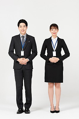 포토 JPG 스튜디오촬영 전신 응시 여자 남자 회사 비즈니스 실내 서기 미소 사람 정장 20대 청년 두명 앞모습 청춘 한국인 구직 직장인 비즈니스맨 비즈니스우먼 흰배경 신입사원 취업준비생 손모으기 사원증 국내포토 직업 시선 옷 뷰포인트 백그라운드 컨셉 모션 표정 동양인 손짓 성인 내부 흰색 파일형식