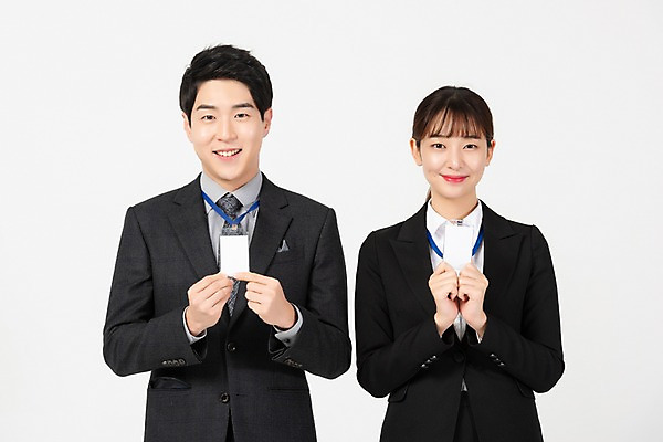 포토 JPG 스튜디오촬영 여자 남자 회사 비즈니스 실내 미소 들기 사람 정장 상반신 20대 청년 두명 앞모습 청춘 한국인 구직 직장인 비즈니스맨 비즈니스우먼 흰배경 신입사원 사원증 국내포토 직업 옷 뷰포인트 백그라운드 컨셉 모션 표정 동양인 성인 내부 흰색 파일형식