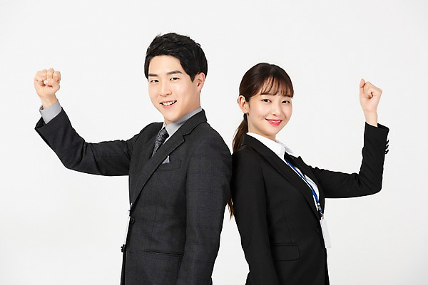포토 JPG 스튜디오촬영 응시 여자 남자 회사 비즈니스 실내 서기 미소 사람 정장 상반신 20대 청년 두명 옆모습 청춘 파이팅 한국인 구직 등맞대기 직장인 비즈니스맨 비즈니스우먼 합격 흰배경 신입사원 취업준비생 사원증 국내포토 직업 시선 옷 뷰포인트 백그라운드 컨셉 모션 표정 동양인 성인 내부 흰색 파일형식