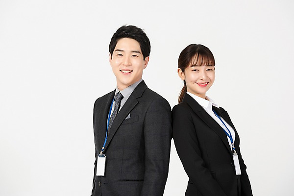 포토 JPG 스튜디오촬영 응시 여자 남자 회사 비즈니스 실내 미소 사람 정장 상반신 20대 청년 두명 옆모습 청춘 한국인 구직 등맞대기 직장인 비즈니스맨 비즈니스우먼 합격 흰배경 신입사원 사원증 국내포토 직업 시선 옷 뷰포인트 백그라운드 컨셉 모션 표정 동양인 성인 내부 흰색 파일형식