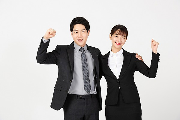 포토 JPG 스튜디오촬영 응시 여자 남자 비즈니스 어깨동무 실내 미소 사람 정장 상반신 20대 청년 두명 앞모습 청춘 파이팅 한국인 구직 직장인 비즈니스맨 비즈니스우먼 합격 흰배경 신입사원 취업준비생 국내포토 직업 시선 옷 뷰포인트 포즈 백그라운드 컨셉 모션 표정 동양인 성인 내부 흰색 파일형식