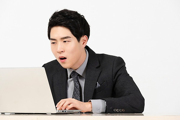 포토 JPG 스튜디오촬영 남자 비즈니스 실내 한명 사람 앉기 정장 상반신 20대 청년 앞모습 노트북 청춘 놀람 한국인 구직 업무 직장인 비즈니스맨 책상 합격 흰배경 신입사원 취업준비생 긴장 실수 청년남자한명만 국내포토 직업 1 옷 감정 뷰포인트 가구 백그라운드 컨셉 모션 표정 동양인 성인 내부 전자제품 흰색 작업 남자한명만 청년남자만 파일형식