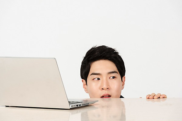 포토 JPG 스튜디오촬영 응시 남자 얼굴 회사 비즈니스 실내 한명 사람 상반신 20대 청년 앞모습 신체부위 노트북 청춘 한국인 구직 업무 직장인 비즈니스맨 책상 흰배경 신입사원 취업준비생 긴장 실수 숨기 청년남자한명만 국내포토 직업 1 시선 감정 뷰포인트 가구 백그라운드 컨셉 모션 동양인 성인 내부 전자제품 흰색 작업 남자한명만 청년남자만 파일형식