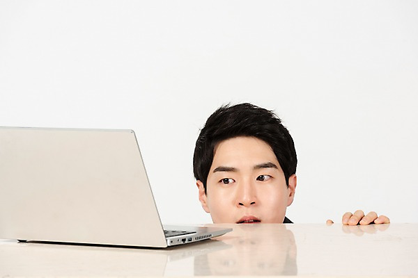 포토 JPG 스튜디오촬영 응시 남자 얼굴 회사 비즈니스 실내 한명 사람 정장 상반신 20대 청년 앞모습 신체부위 노트북 청춘 한국인 구직 업무 직장인 비즈니스맨 합격 흰배경 신입사원 취업준비생 실수 숨기 청년남자한명만 국내포토 직업 1 시선 옷 뷰포인트 백그라운드 컨셉 모션 동양인 성인 내부 전자제품 흰색 작업 남자한명만 청년남자만 파일형식