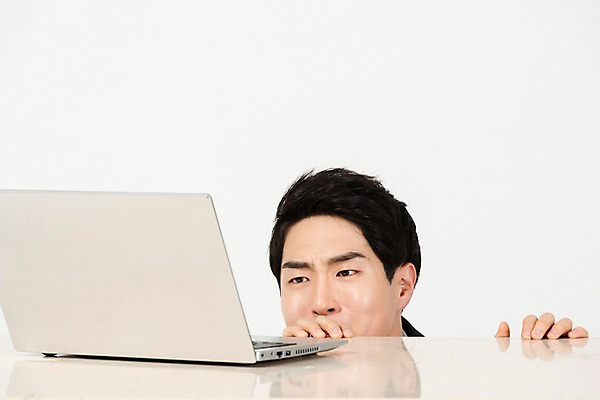 포토 JPG 스튜디오촬영 남자 얼굴 비즈니스 실내 한명 사람 정장 상반신 20대 청년 신체부위 노트북 청춘 한국인 구직 업무 직장인 비즈니스맨 찡그림 책상 합격 흰배경 신입사원 취업준비생 긴장 실수 숨기 청년남자한명만 국내포토 직업 1 옷 감정 가구 백그라운드 컨셉 모션 표정 동양인 성인 내부 전자제품 흰색 작업 남자한명만 청년남자만 파일형식