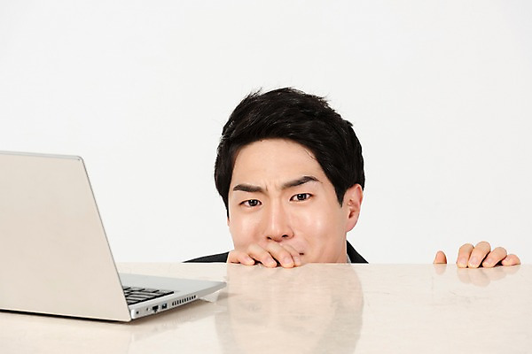 포토 JPG 스튜디오촬영 응시 남자 얼굴 회사 비즈니스 실내 한명 사람 정장 상반신 20대 청년 앞모습 신체부위 노트북 청춘 한국인 구직 업무 직장인 비즈니스맨 찡그림 책상 합격 흰배경 신입사원 취업준비생 긴장 실수 숨기 청년남자한명만 국내포토 직업 1 시선 옷 감정 뷰포인트 가구 백그라운드 컨셉 모션 표정 동양인 성인 내부 전자제품 흰색 작업 남자한명만 청년남자만 파일형식