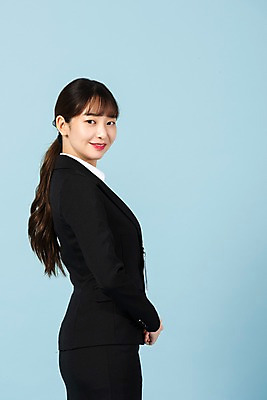 포토 JPG 스튜디오촬영 응시 여자 회사 비즈니스 실내 한명 서기 미소 사람 정장 상반신 20대 청년 옆모습 청춘 한국인 구직 직장인 비즈니스우먼 실업 합격 신입사원 파란배경 취업준비생 사원증 청년여자한명만 성인여자한명만 국내포토 직업 1 시선 옷 뷰포인트 백그라운드 컨셉 모션 표정 동양인 성인 내부 파란색 여자한명만 성인여자만 청년여자만 파일형식