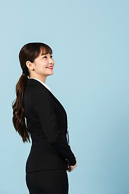 포토 JPG 스튜디오촬영 응시 여자 회사 비즈니스 실내 한명 서기 미소 사람 정장 상반신 20대 청년 옆모습 청춘 한국인 구직 직장인 비즈니스우먼 실업 합격 신입사원 파란배경 취업준비생 사원증 청년여자한명만 성인여자한명만 국내포토 직업 1 시선 옷 뷰포인트 백그라운드 컨셉 모션 표정 동양인 성인 내부 파란색 여자한명만 성인여자만 청년여자만 파일형식