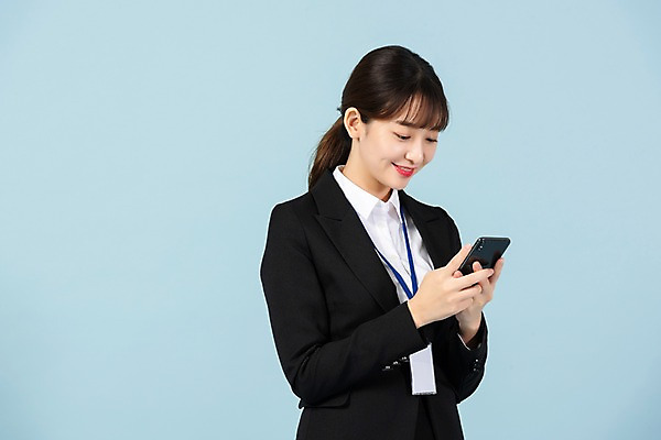 포토 JPG 스튜디오촬영 응시 여자 회사 비즈니스 실내 한명 미소 사람 정장 상반신 20대 청년 옆모습 스마트폰 청춘 한국인 구직 직장인 비즈니스우먼 실업 합격 신입사원 파란배경 취업준비생 사원증 청년여자한명만 성인여자한명만 국내포토 직업 1 시선 옷 뷰포인트 백그라운드 컨셉 표정 동양인 성인 내부 파란색 핸드폰 스마트기기 여자한명만 성인여자만 청년여자만 파일형식