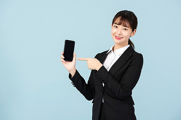 포토 JPG 스튜디오촬영 응시 여자 회사 비즈니스 실내 한명 미소 사람 정장 상반신 20대 청년 옆모습 스마트폰 청춘 한국인 구직 가리킴 직장인 비즈니스우먼 실업 합격 신입사원 파란배경 취업준비생 청년여자한명만 성인여자한명만 국내포토 직업 1 시선 옷 뷰포인트 백그라운드 컨셉 표정 동양인 손짓 성인 내부 파란색 핸드폰 스마트기기 여자한명만 성인여자만 청년여자만 파일형식