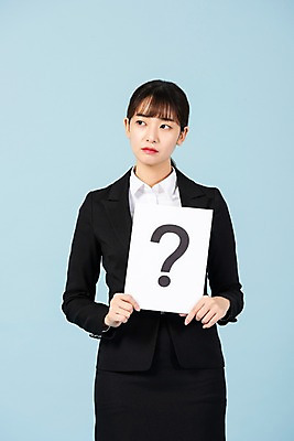 포토 JPG 스튜디오촬영 기호 배너 응시 여자 비즈니스 사각프레임 실내 한명 들기 사람 정장 상반신 20대 청년 앞모습 청춘 한국인 구직 물음표 직장인 비즈니스우먼 실업 합격 신입사원 파란배경 취업준비생 청년여자한명만 성인여자한명만 국내포토 직업 문자 1 시선 옷 뷰포인트 백그라운드 컨셉 모션 프레임 동양인 성인 내부 파란색 사각형 여자한명만 성인여자만 청년여자만 파일형식