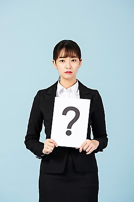 포토 JPG 스튜디오촬영 기호 배너 응시 여자 회사 비즈니스 사각프레임 실내 한명 들기 사람 정장 상반신 20대 청년 앞모습 청춘 한국인 구직 물음표 직장인 비즈니스우먼 실업 합격 신입사원 파란배경 청년여자한명만 성인여자한명만 국내포토 직업 문자 1 시선 옷 뷰포인트 백그라운드 컨셉 모션 프레임 동양인 성인 내부 파란색 사각형 여자한명만 성인여자만 청년여자만 파일형식